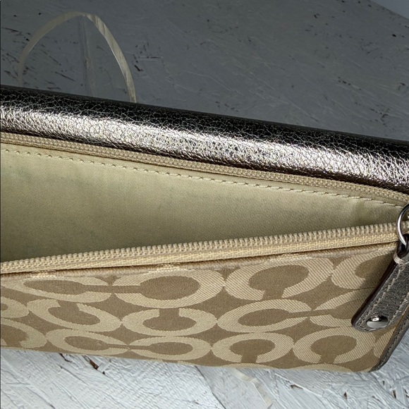 Coach EUC gorgeous, Anne and gold optic wallet, outside back zipper compartment - Picture 10 of 10